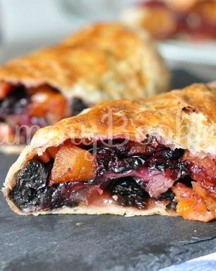 Штрудель с фруктами и сухофруктами