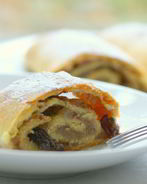 Штрудель с начинкой из яблочного повидла