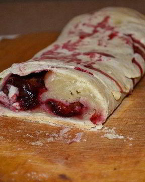 Штрудель со сливой