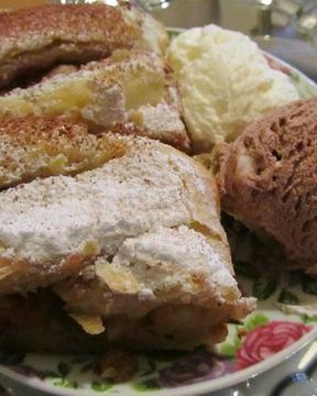 Штрудель яблочный с изюмом и малиной