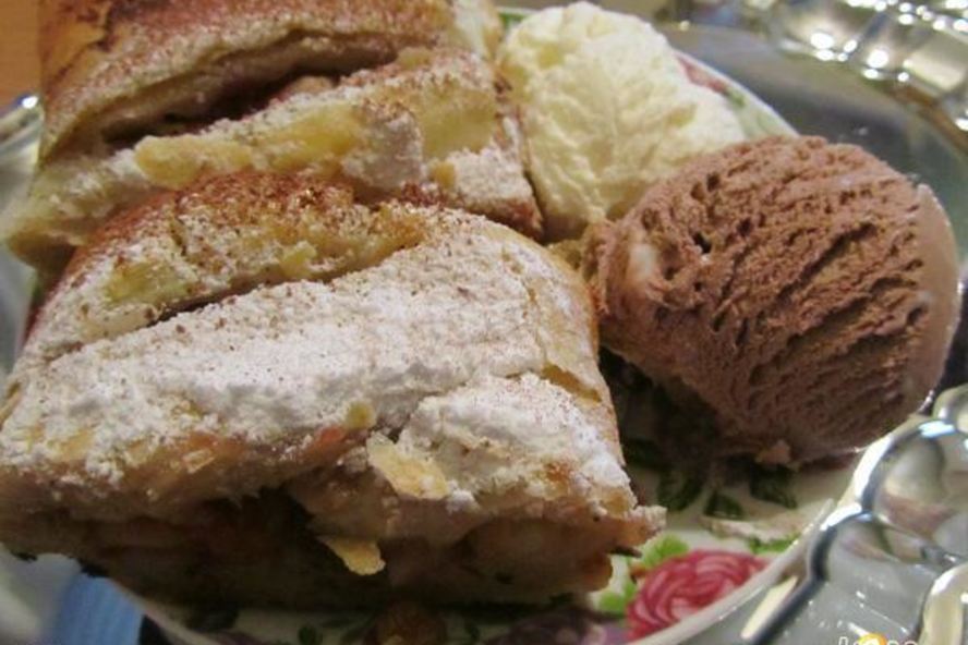 Рецепт штруделя яблочного с изюмом и малиной