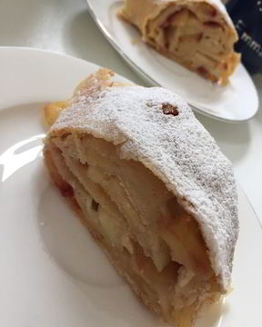 Яблочно-сливовый штрудель с ванильным соусом