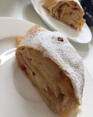 Яблочно-сливовый штрудель с ванильным соусом