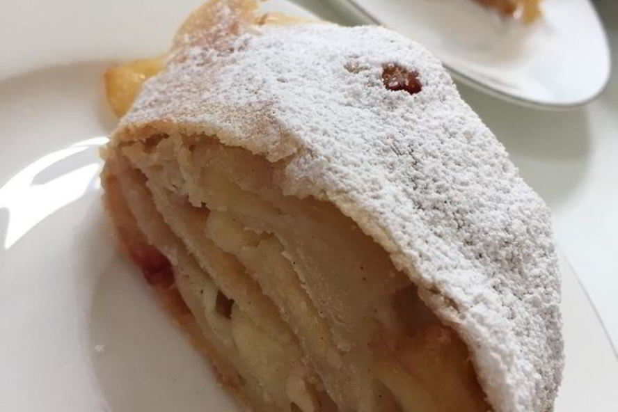 Рецепт яблочно-сливового штрудель с ванильным соусом