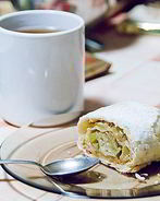 Яблочный штрудель с изюмом и корицей