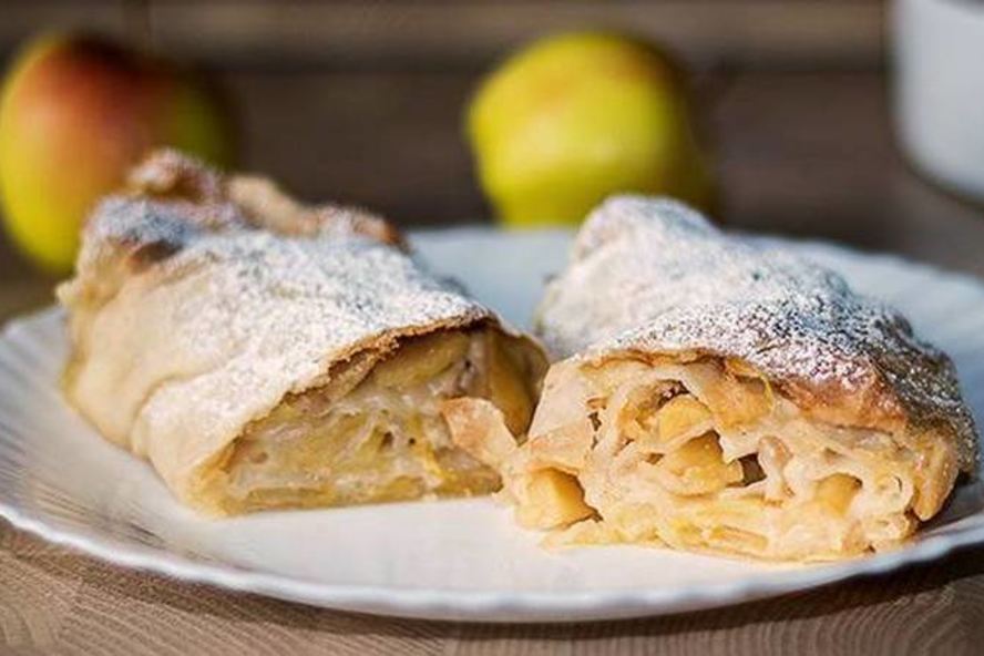 Рецепт яблочного штруделя с лимоном и изюмом