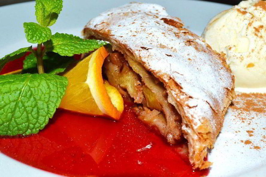 Рецепт яблочного штруделя с мороженым и клубничным топингом