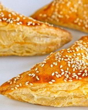 Слойки из бездрожжевого теста с сыром