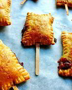 Слойки на укус с сыром Бри, шелковицей и черносмородиновым джемом