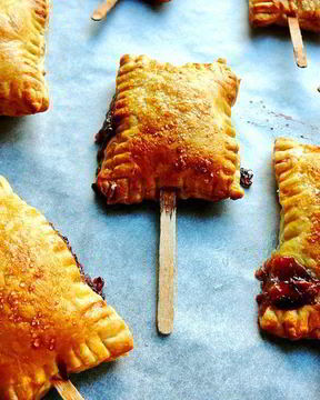 Слойки на укус с сыром Бри, шелковицей и черносмородиновым джемом