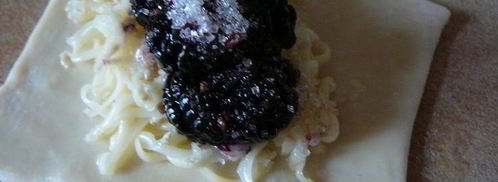 слойки на укус с сыром бри, шелковицей и черносмородиновым джемом. Шаг 7