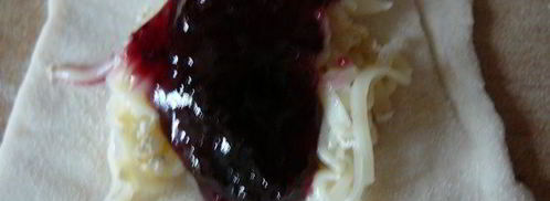 слойки на укус с сыром бри, шелковицей и черносмородиновым джемом. Шаг 8