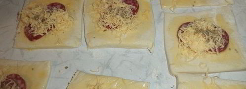 слойки с сыровяленой колбаской и сыром. Шаг 3