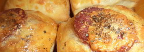 слойки с сыровяленой колбаской и сыром. Шаг 4