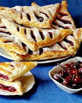 Слойки с вишней