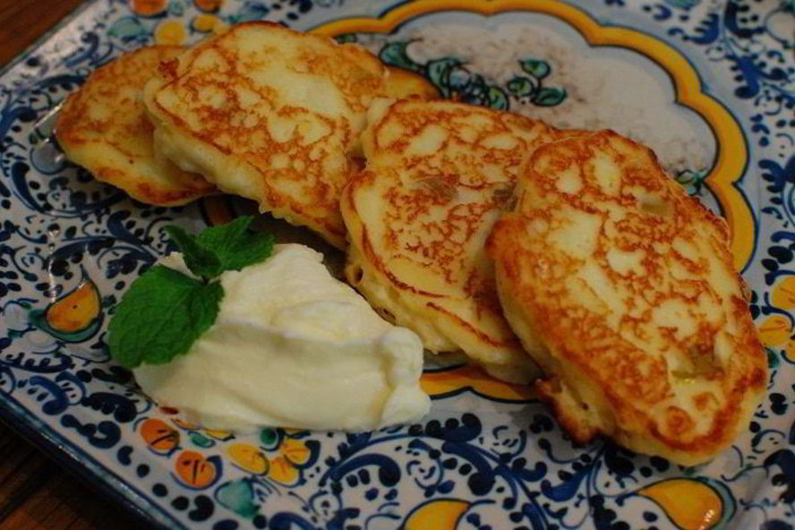 Рецепт лимонных сырников с соусом из маскарпоне