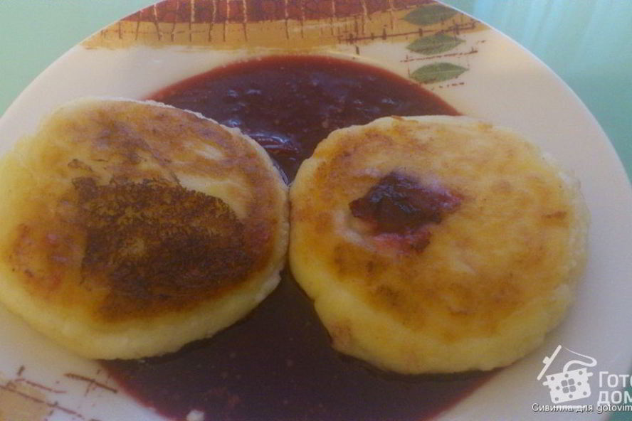 Рецепт сырников с клубничным соусом