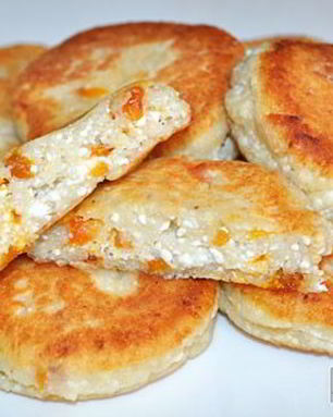 Сырники с курагой и орехами