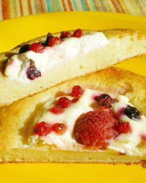 Сырники с творожной начинкой и ягодами