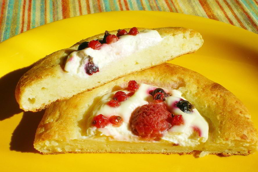 Рецепт сырников с творожной начинкой и ягодами