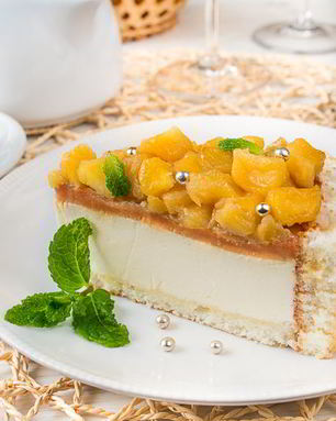 Йогуртовый торт с яблоками и карамелью