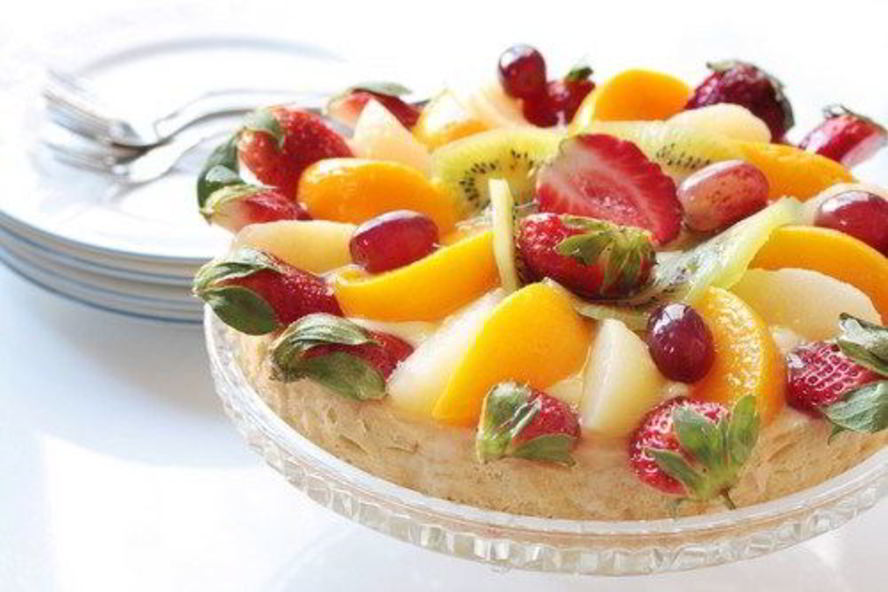 Рецепт песочного торта с манго и клубникой