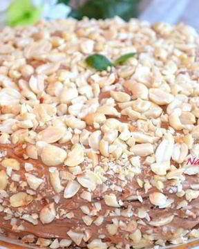 Шоколадный торт с орехами