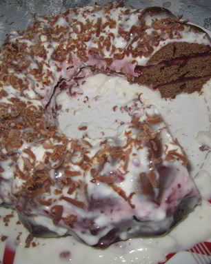 Шоколадный торт с вишневым кремом