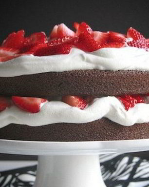 Торт с клубникой и сливками по-домашнему