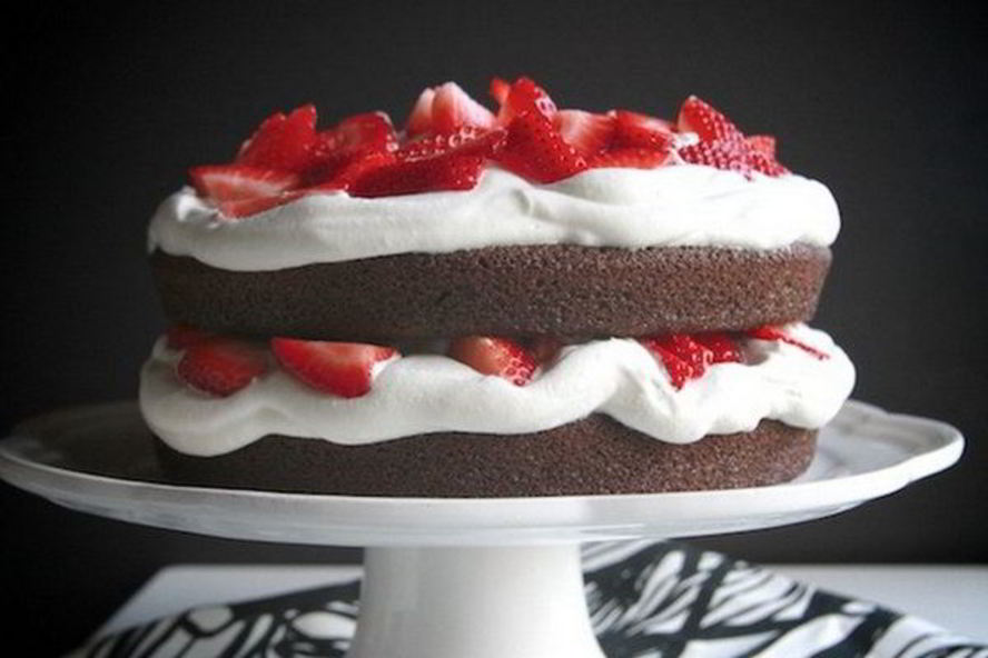 Рецепт торта с клубникой и сливками по-домашнему