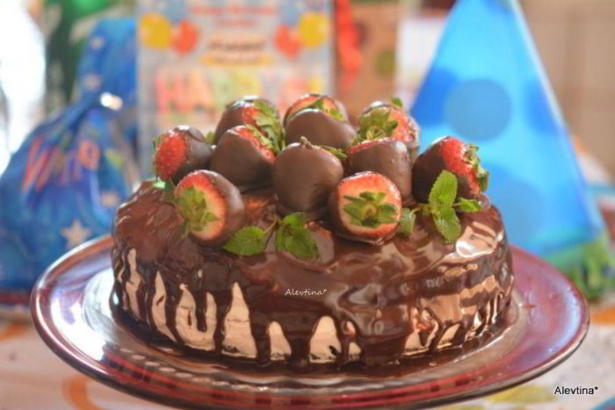 Рецепт торта шоколадного с клубникой в шоколаде