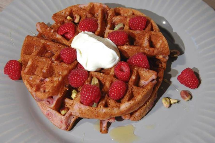 Рецепт малиновых вафель с фисташками и медом