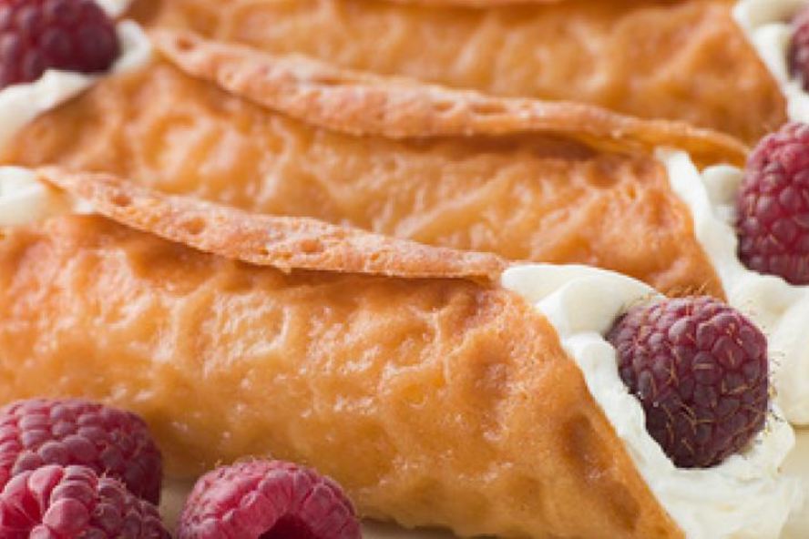 Рецепт вафельных трубочек со взбитыми сливками и малиной
