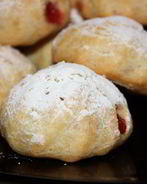 Профитроли с клубничной начинкой