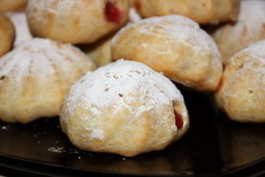 Рецепт профитролей с клубничной начинкой