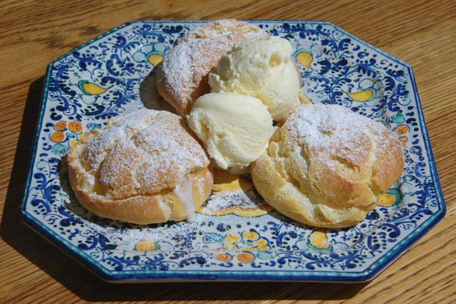 Рецепт профитролей с ванильным кремом и мороженым