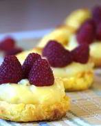 Профитроли с заварным кремом и малиной