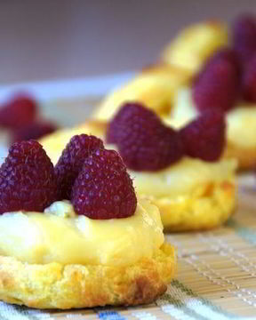 Профитроли с заварным кремом и малиной