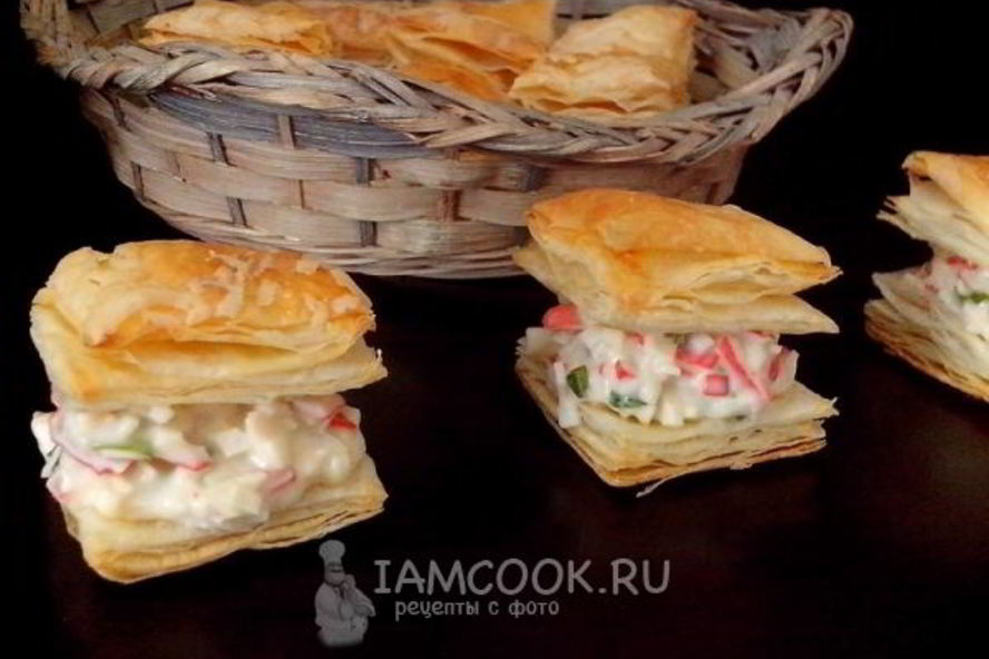 Рецепт закусочных слоек с крабовым мясом, сливочным сыром и зеленью