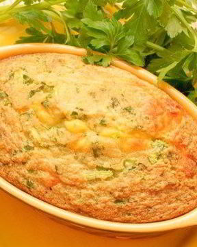 Картофельная запеканка с курицей, грибами и зеленым горошком