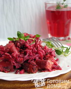 Перлово-свекольная запеканка с колбасками гриль