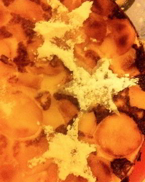 Творожная запеканка с яблоками и изюмом