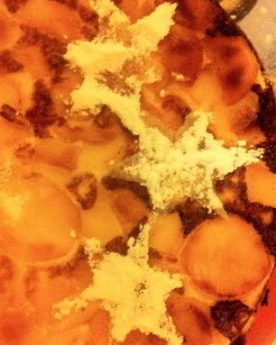 Творожная запеканка с яблоками и изюмом