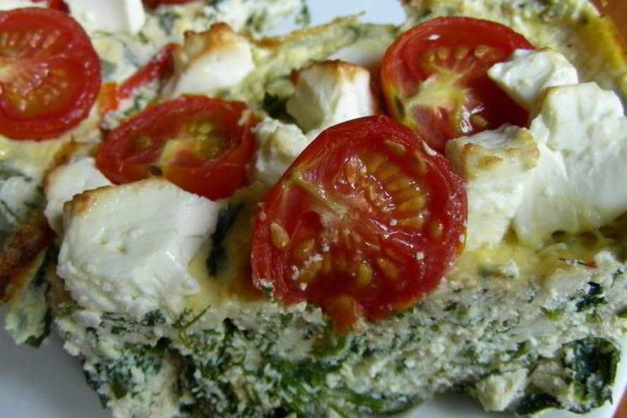 Рецепт творожного пирога-запеканки с летней зеленью, помидорами черри и фетой