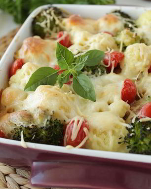 Запеканка с тефтелями, брокколи и цветной капустой