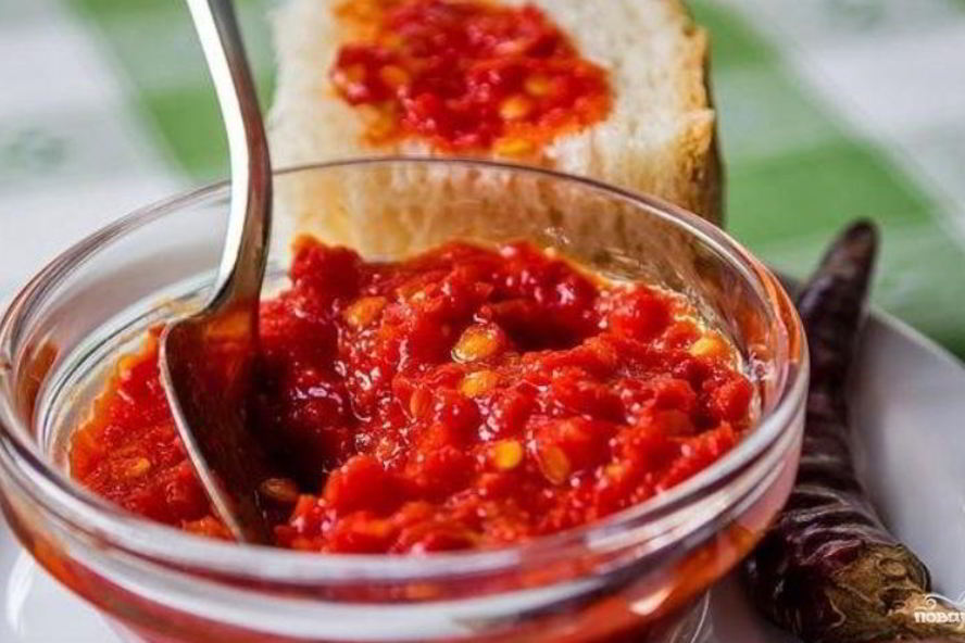 Рецепт аджики из помидоров и чеснока, без перца