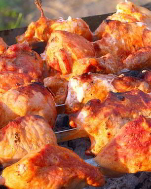 Шашлык из курицы с кориандром, аджикой и гвоздикой