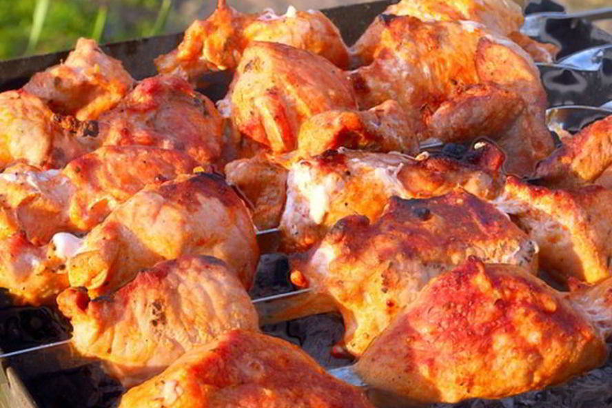 Рецепт шашлыка из курицы с кориандром, аджикой и гвоздикой