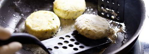 соленые сырники с аджикой. Шаг 10