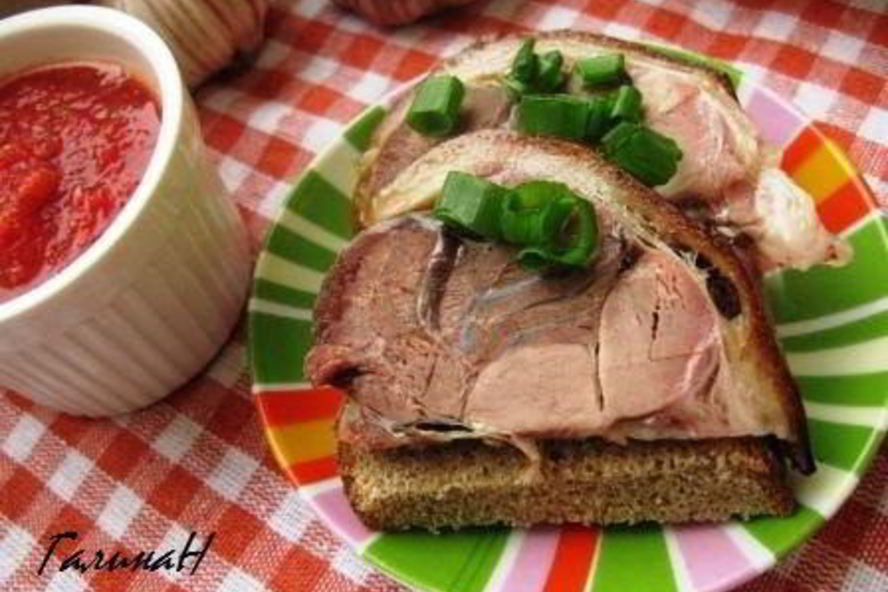 Рецепт свиной рульки с домашней аджикой